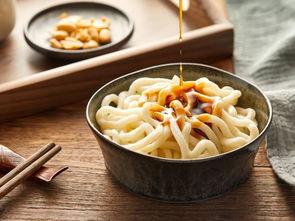 李村甜水面吃瓜,夏日吃瓜新风尚，甜蜜滋味尽在其中