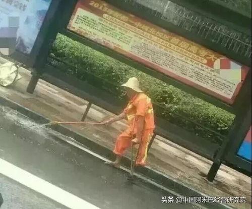 司机路边吃瓜,司机意外成“吃瓜群众”