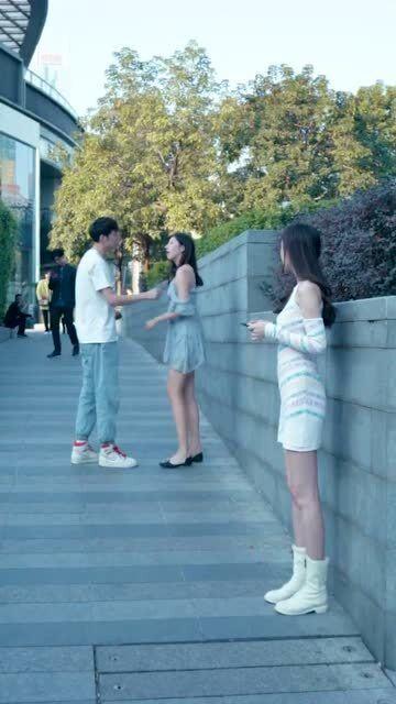 情侣吵架旁人吃瓜,围观群众纷纷吃瓜