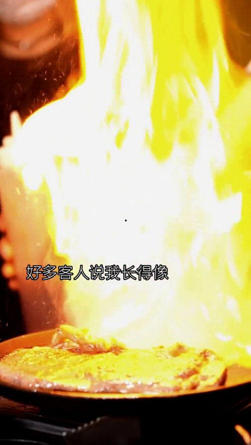 坐在马路牙子上吃瓜,共享夏日吃瓜乐趣